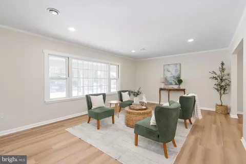 Living - 3234 Riverview Dr, Triangle, VA 22172 photo 5 of 6