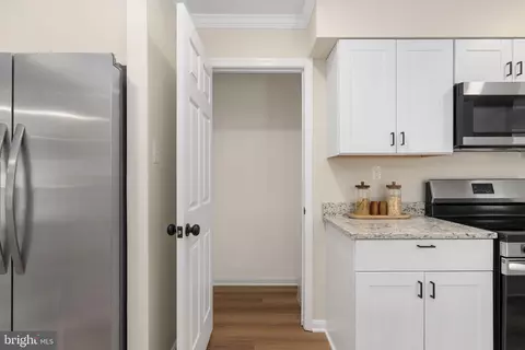 Entry Way - 3234 Riverview Dr, Triangle, VA 22172 photo 3 of 18