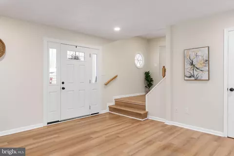 Entry Way - 3234 Riverview Dr, Triangle, VA 22172 photo 6 of 18