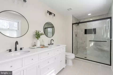 Bath - 3234 Riverview Dr, Triangle, VA 22172 photo 1 of 3