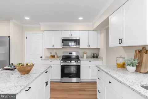 3234 Riverview Dr, Triangle, VA 22172