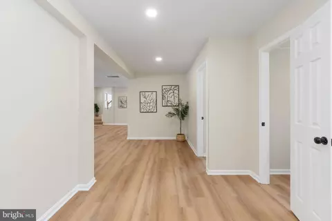 Entry Way - 3234 Riverview Dr, Triangle, VA 22172 photo 10 of 18