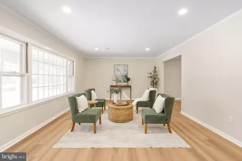 Living - 3234 Riverview Dr, Triangle, VA 22172 photo 4 of 6