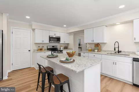 Kitchen - 3234 Riverview Dr, Triangle, VA 22172 photo 6 of 7
