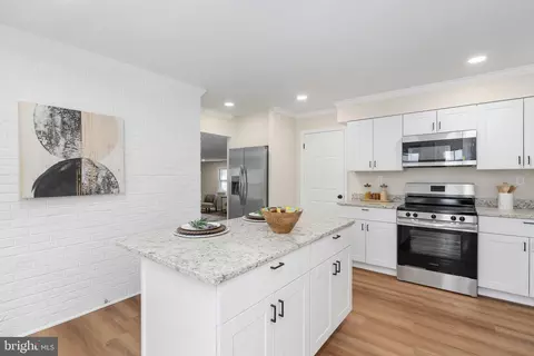 Kitchen - 3234 Riverview Dr, Triangle, VA 22172 photo 7 of 7