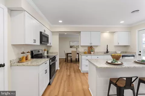 Kitchen - 3234 Riverview Dr, Triangle, VA 22172 photo 3 of 7