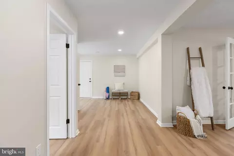 Entry Way - 3234 Riverview Dr, Triangle, VA 22172 photo 9 of 18