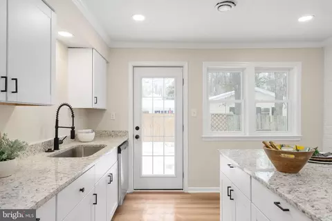 Kitchen - 3234 Riverview Dr, Triangle, VA 22172 photo 4 of 7