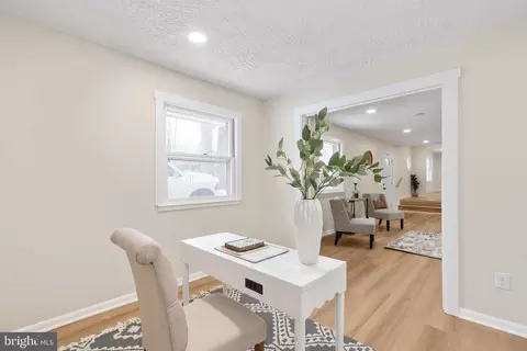 Entry Way - 3234 Riverview Dr, Triangle, VA 22172 photo 8 of 18