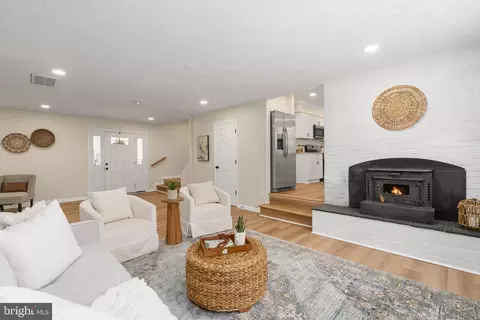 Living - 3234 Riverview Dr, Triangle, VA 22172 photo 1 of 6