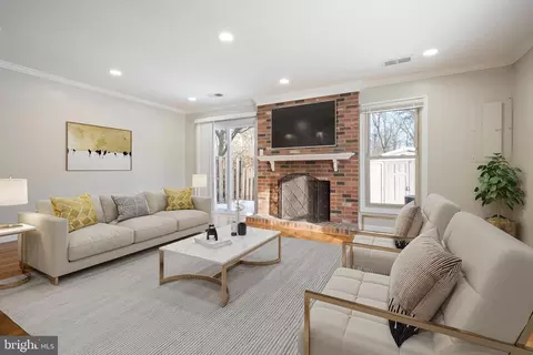 Living - 7401 Emerald Dr, Manassas, VA 20109 photo 3 of 5