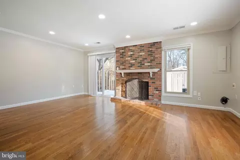 Living - 7401 Emerald Dr, Manassas, VA 20109 photo 2 of 5