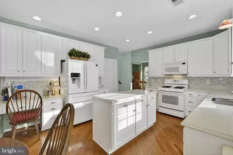 8372 Tenbrook Dr, Gainesville, VA 20155 photo 14