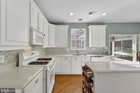 8372 Tenbrook Dr, Gainesville, VA 20155 photo 12