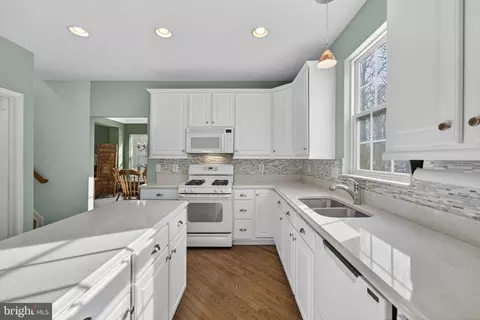 8372 Tenbrook Dr, Gainesville, VA 20155 photo 13