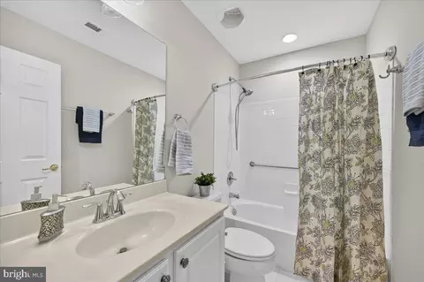 Bath - 6159 Ferrier Ct, Gainesville, VA 20155 photo 3 of 3