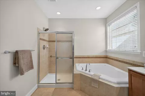 Bath - 6159 Ferrier Ct, Gainesville, VA 20155 photo 2 of 3