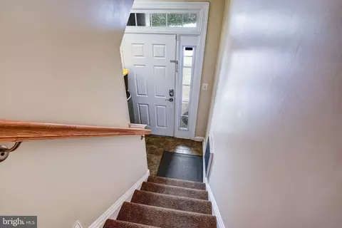 Entry Way - 4112 Potomac Highlands Cir, Triangle, VA 22172 photo 2 of 6