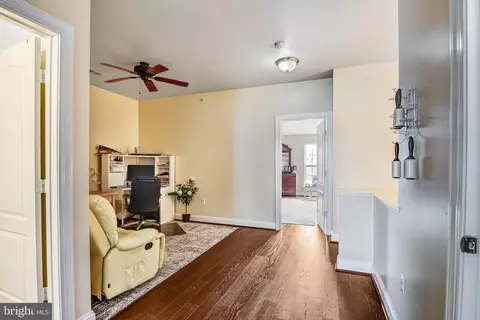 Entry Way - 4112 Potomac Highlands Cir, Triangle, VA 22172 photo 4 of 6