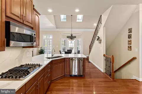 Kitchen - 8471 Link Hills Loop, Gainesville, VA 20155 photo 4 of 6