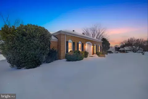 Exterior - 4807 Executive Dr, Gainesville, VA 20155 photo 4 of 5