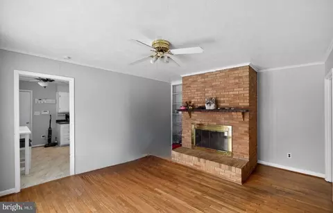 Living - 4807 Executive Dr, Gainesville, VA 20155 photo 3 of 3
