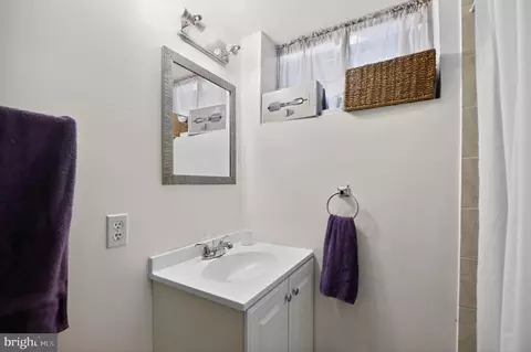 Bath - 4807 Executive Dr, Gainesville, VA 20155 photo 3 of 5