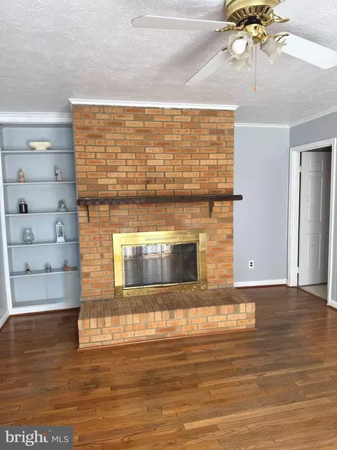 Living - 4807 Executive Dr, Gainesville, VA 20155 photo 2 of 3