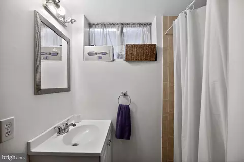 Bath - 4807 Executive Dr, Gainesville, VA 20155 photo 4 of 5