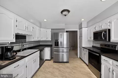 Kitchen - 4807 Executive Dr, Gainesville, VA 20155 photo 2 of 3