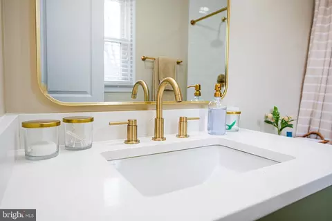 Bath - 7910 Guy Dr, Manassas, VA 20111 photo 6 of 10