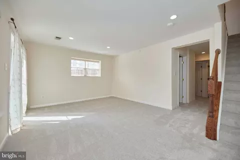 Living - 8300 Wallace Ln, Manassas, VA 20109 photo 4 of 6