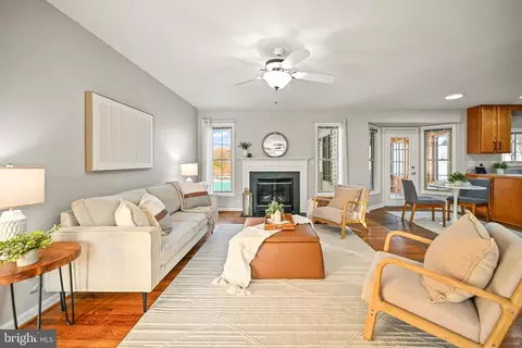 Living - 10449 Pineview Rd, Manassas, VA 20111 photo 4 of 7