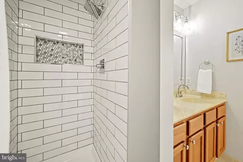 Bath - 10449 Pineview Rd, Manassas, VA 20111 photo 3 of 4