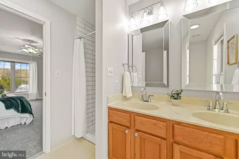 Bath - 10449 Pineview Rd, Manassas, VA 20111 photo 2 of 4
