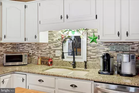 Kitchen - 14391 Clearview Ave, Gainesville, VA 20155 photo 4 of 9
