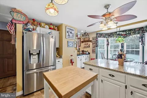 Kitchen - 14391 Clearview Ave, Gainesville, VA 20155 photo 3 of 9