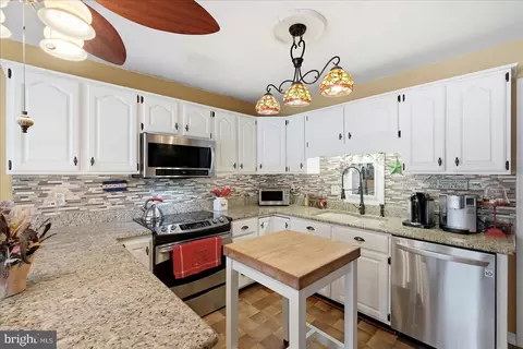 Kitchen - 14391 Clearview Ave, Gainesville, VA 20155 photo 2 of 9