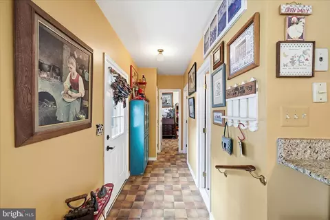 Entry Way - 14391 Clearview Ave, Gainesville, VA 20155 photo 3 of 7