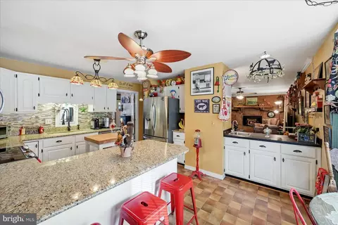 Kitchen - 14391 Clearview Ave, Gainesville, VA 20155 photo 7 of 9