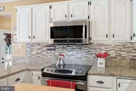 Kitchen - 14391 Clearview Ave, Gainesville, VA 20155 photo 5 of 9