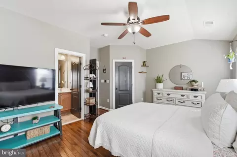 Bedroom - 8798 Dancer Ct, Gainesville, VA 20155 photo 6 of 10