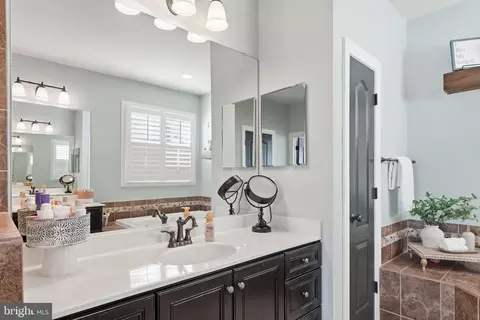 Bath - 8798 Dancer Ct, Gainesville, VA 20155 photo 2 of 6