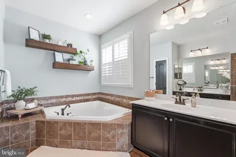 Bath - 8798 Dancer Ct, Gainesville, VA 20155 photo 3 of 6