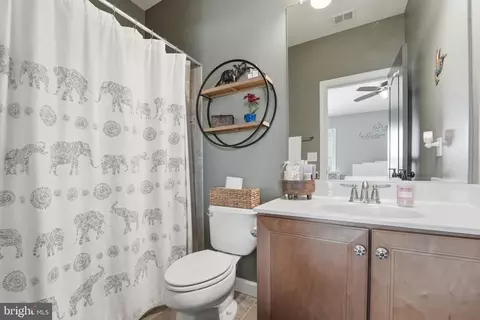Bath - 8798 Dancer Ct, Gainesville, VA 20155 photo 5 of 6