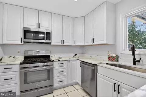 Kitchen - 3202 Riverview Dr, Triangle, VA 22172 photo 4 of 4