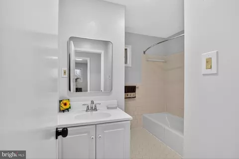 Bath - 3202 Riverview Dr, Triangle, VA 22172 photo 1 of 6