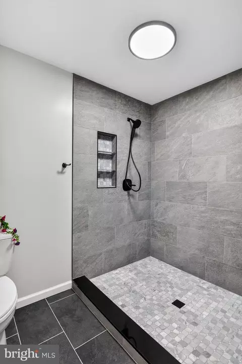 Bath - 3202 Riverview Dr, Triangle, VA 22172 photo 4 of 6