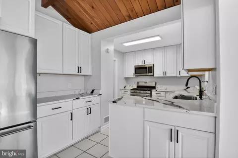 Kitchen - 3202 Riverview Dr, Triangle, VA 22172 photo 3 of 4