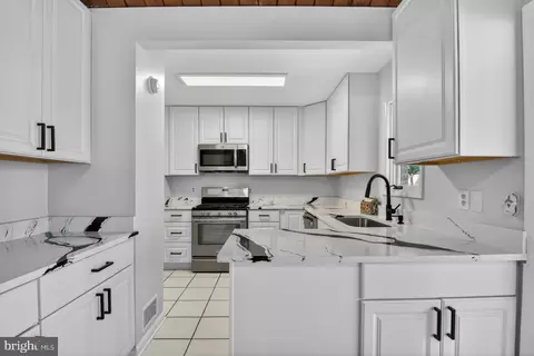 Kitchen - 3202 Riverview Dr, Triangle, VA 22172 photo 2 of 4